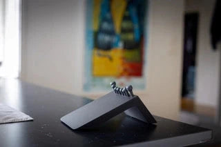 Neck One i stilren miljö – elegant ergonomisk design mot migrän, huvudvärk och nacksmärta